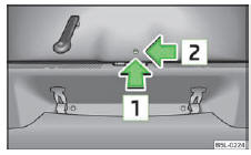 Fig. 17 Déverrouillage de secours du capot du coffre à bagages