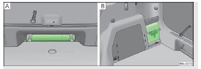 Fig. 156 Emplacement du triangle de présignalisation/emplacement de la trousse de premiers secours