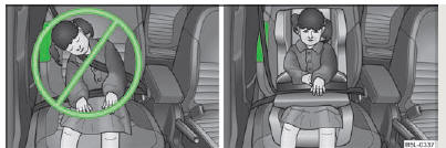 Fig. 130 Un enfant mal fixé et dans une position assise incorrecte - menacé par l'airbag latéral/un enfant correctement fixé sur un siège pour enfants