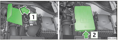 Fig. 148 Compartiment moteur : cache en polyester de la batterie du véhicule/ Cache en plastique de la batterie du véhicule
